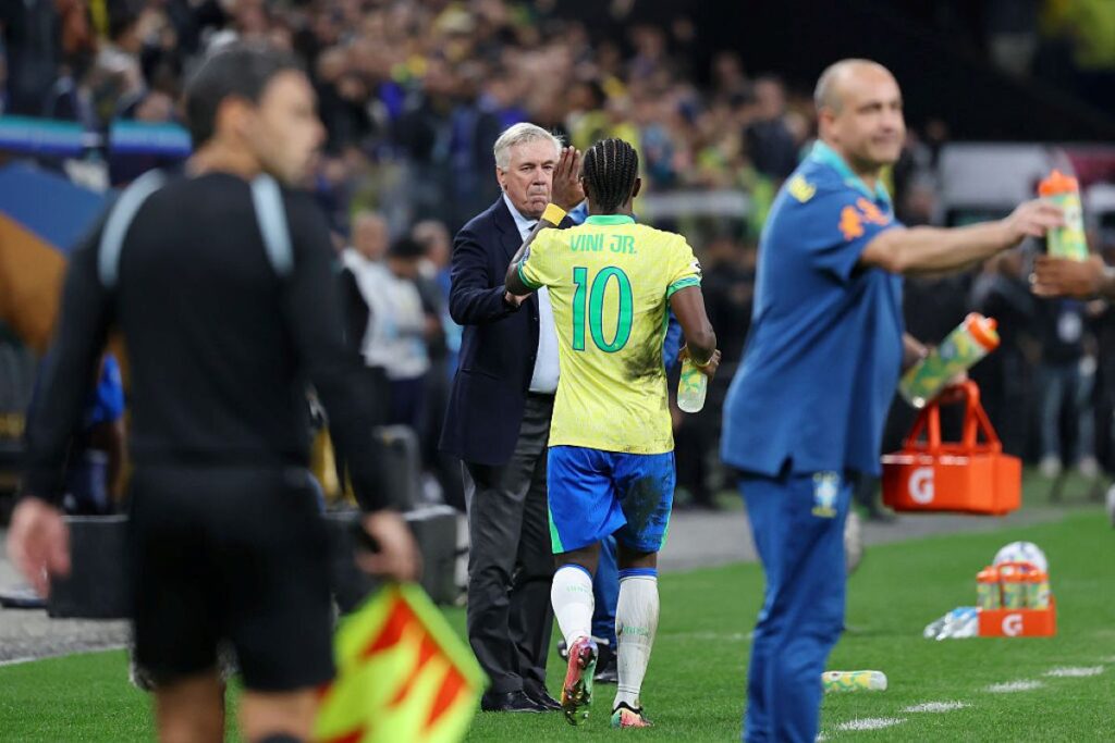 ancelotti-comemora-classificacao-e-elogia-torcida:-“esta-contente”