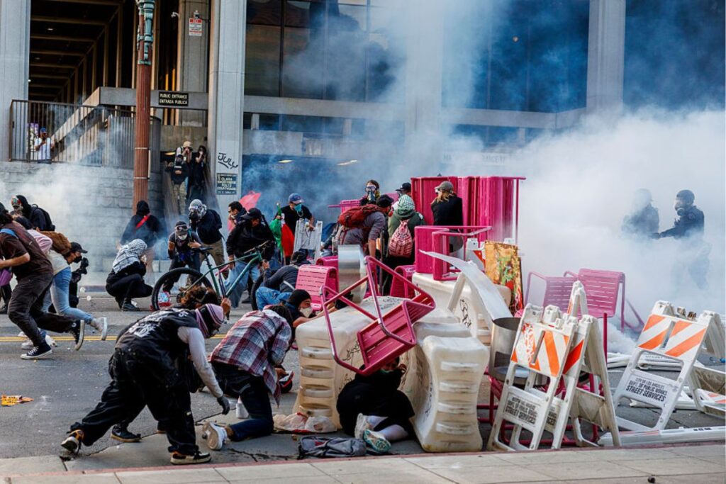 prefeita-decreta-toque-de-recolher-em-los-angeles-apos-protestos