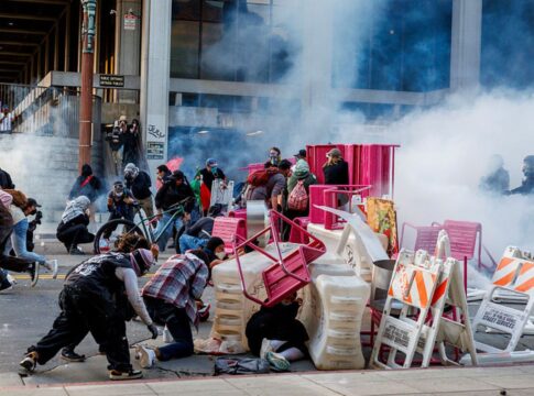 prefeita-decreta-toque-de-recolher-em-los-angeles-apos-protestos