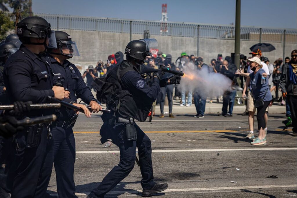 policia-de-la-diz-que-fez-“prisoes-em-massa”-apos-toque-de-recolher