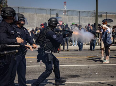 policia-de-la-diz-que-fez-“prisoes-em-massa”-apos-toque-de-recolher
