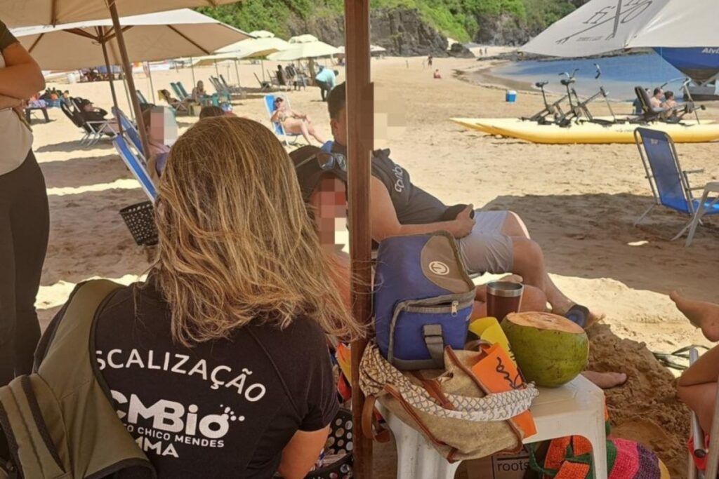turista-e-autuado-por-perseguir-e-pegar-tartaruga-em-noronha