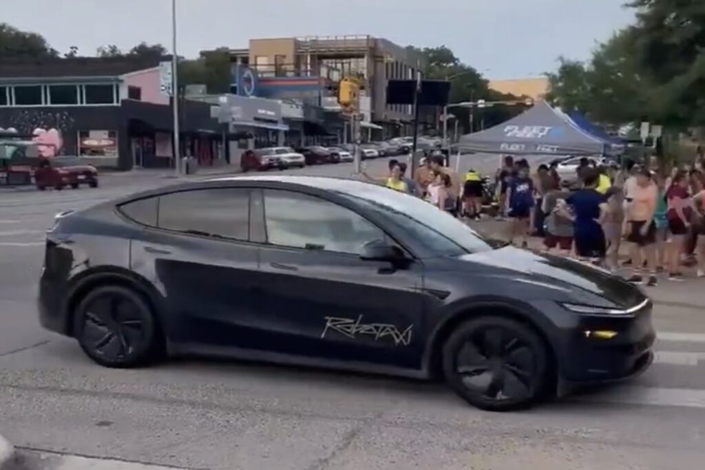 video:-robotaxi-circula-pelas-ruas-do-texas-sem-ninguem-na-direcao