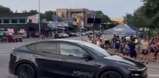 video:-robotaxi-circula-pelas-ruas-do-texas-sem-ninguem-na-direcao