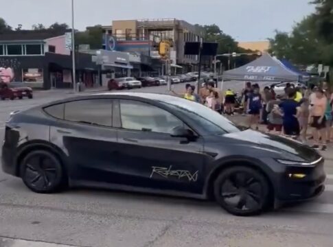 video:-robotaxi-circula-pelas-ruas-do-texas-sem-ninguem-na-direcao