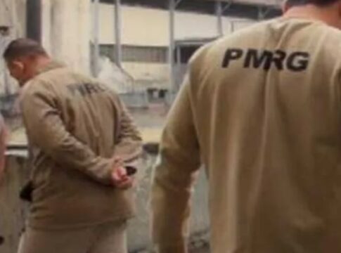 quatro-pms-sao-presos-por-facilitar-celular-em-presidio de policiais