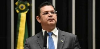 em-discurso-na-camara,-lider-do-pl-chama-haddad-de-“burro”