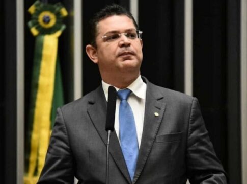 em-discurso-na-camara,-lider-do-pl-chama-haddad-de-“burro”