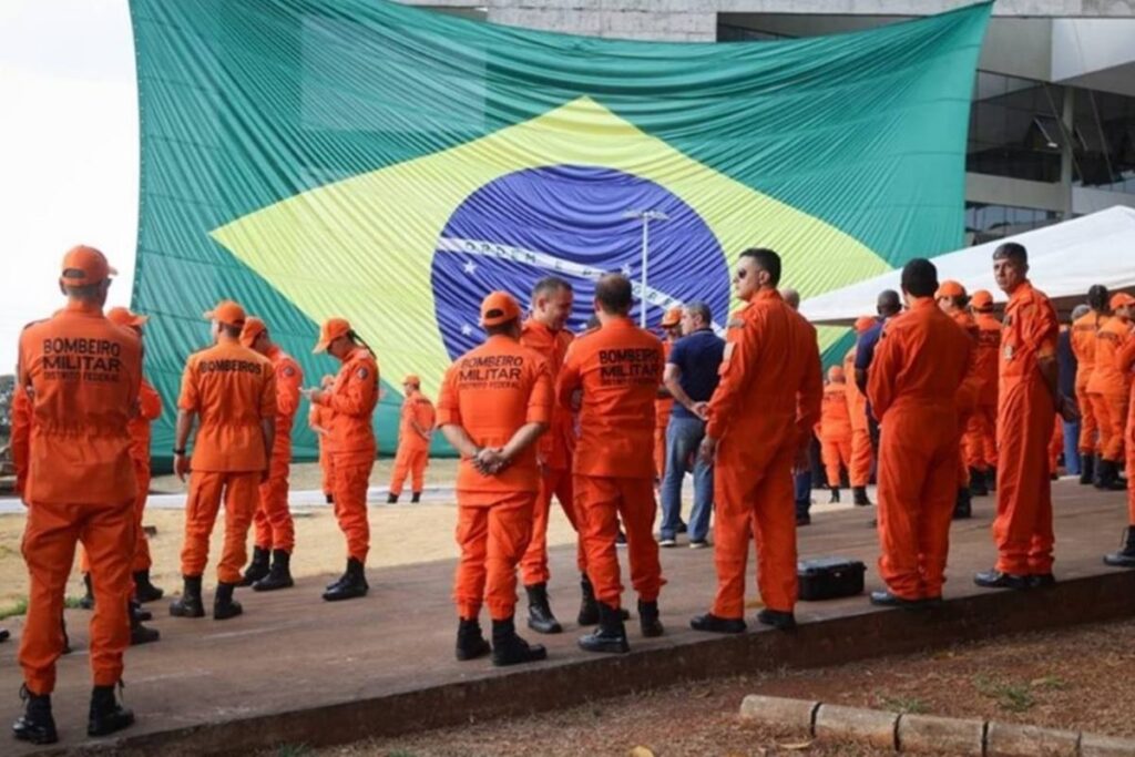 com-salarios-de-ate-r$-14-mil,-concurso-do-cbmdf-avanca.-confira