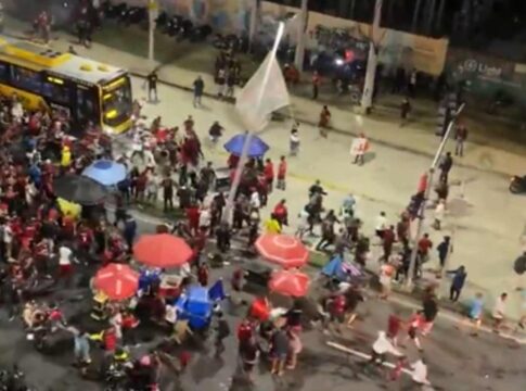embarque-do-flamengo-para-o-mundial-e-marcado-por-confusao;-assista