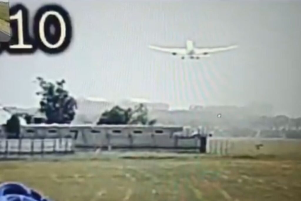 video-mostra-outro-angulo-da-queda-de-aviao-na-india
