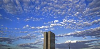 projeto-pode-permitir-que-parlamentar-acumule-aposentadoria-e-salario