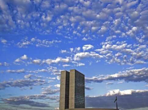 projeto-pode-permitir-que-parlamentar-acumule-aposentadoria-e-salario