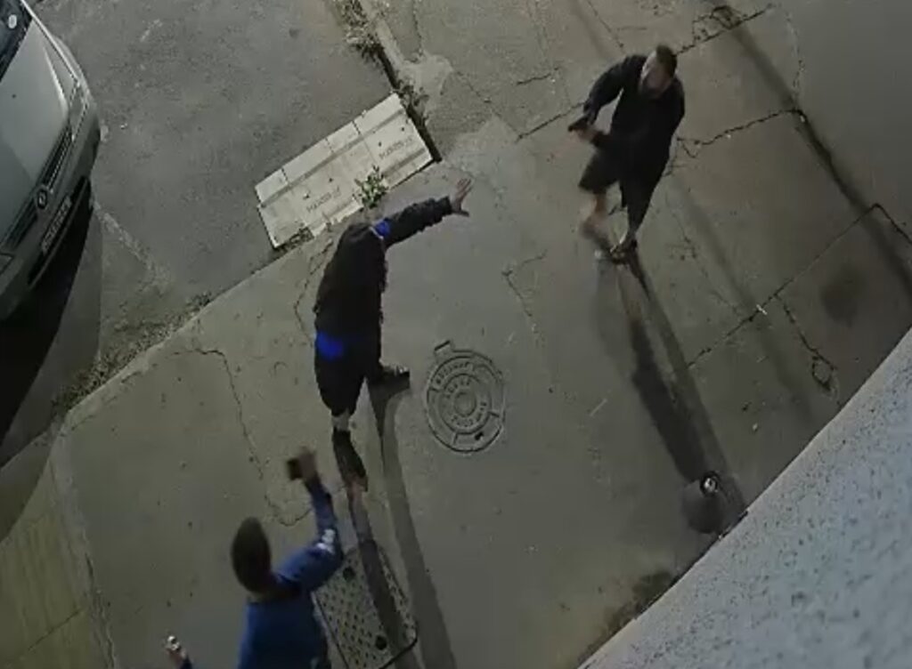 video:-policial-penal-de-mg-aponta-arma-e-chuta-mulher-e-homem-no-df