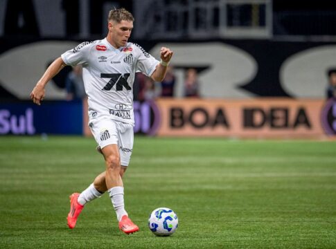 com-gol-nos-acrescimos,-santos-vence-fortaleza-e-deixa-o-z-4
