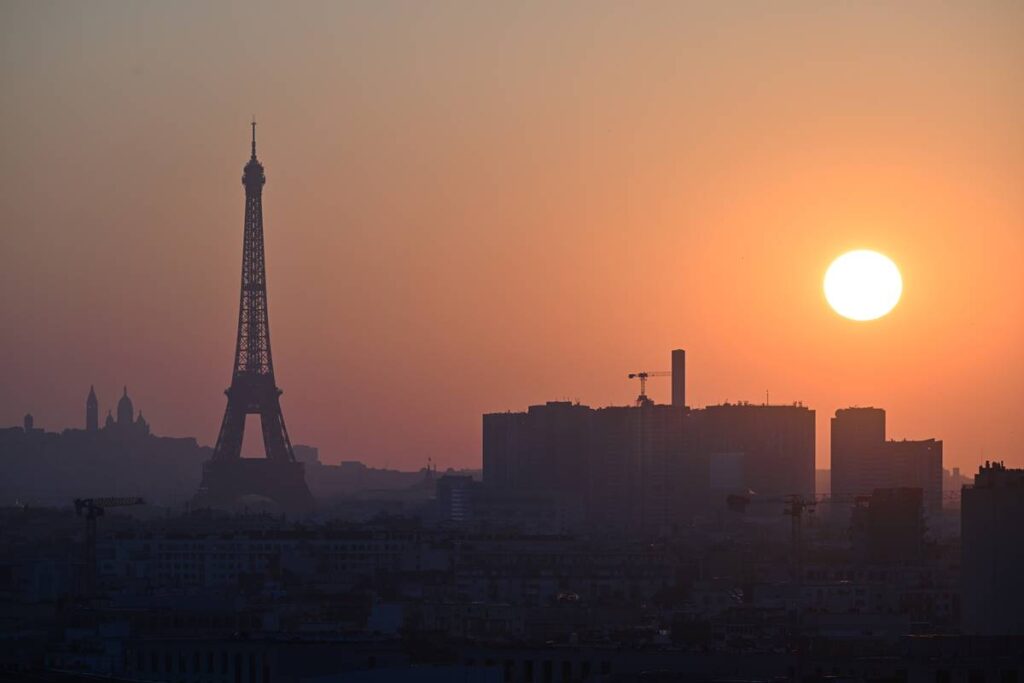 calor-extremo-na-europa-fecha-topo-da-torre-eiffel