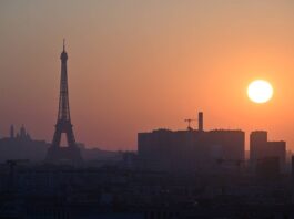 calor-extremo-na-europa-fecha-topo-da-torre-eiffel