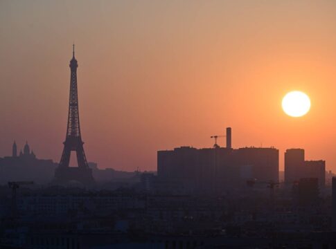 calor-extremo-na-europa-fecha-topo-da-torre-eiffel