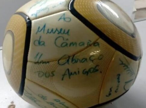 8/1:-stf-condena-homem-que-furtou-bola-assinada-por-neymar