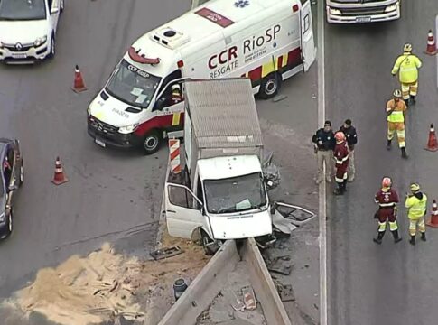 motorista-morre-apos-bater-caminhao-contra-barreira-na-via-dutra