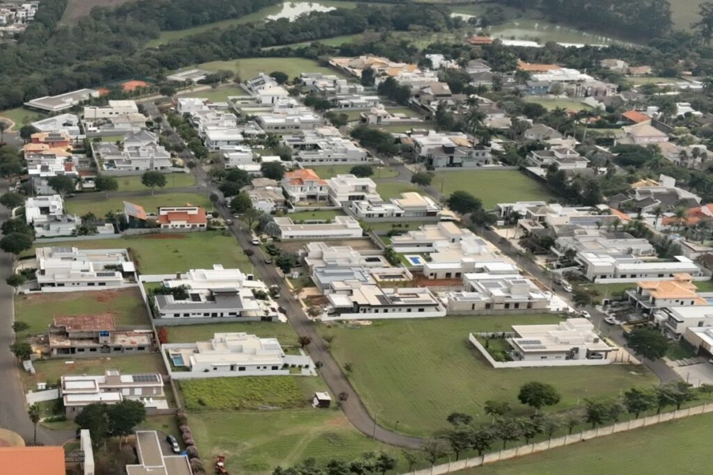 casa-de-luxo-de-derrite-fica-em-cidade-que-e-reduto-de-milionarios 