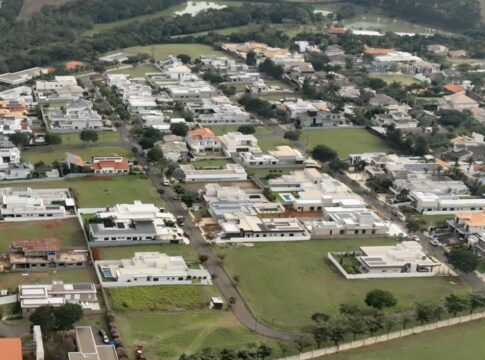 casa-de-luxo-de-derrite-fica-em-cidade-que-e-reduto-de-milionarios 