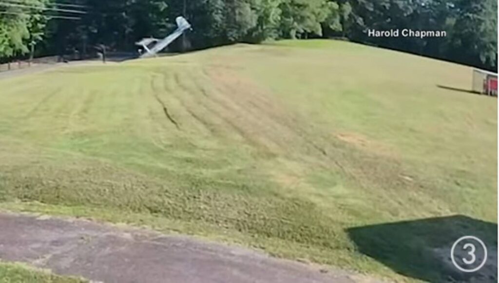 video.-aviao-capota-ao-tentar-pousar-em-jardim-nos-eua