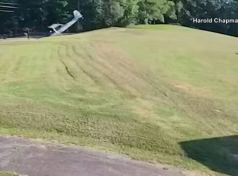 video.-aviao-capota-ao-tentar-pousar-em-jardim-nos-eua