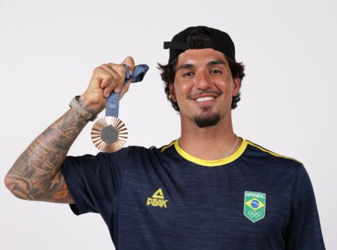 web-aponta-que-gabriel-medina-esta-vivendo-affair-com-ex-de-ze-felipe