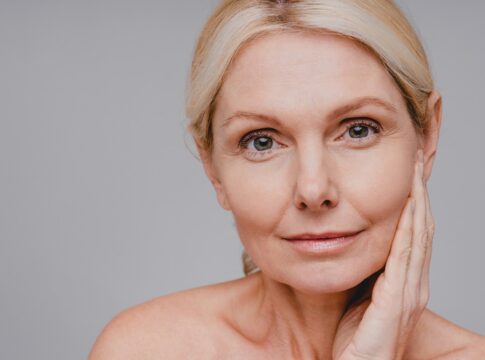 alem-do-retinol,-7-habitos-que-ajudam-a-suavizar-e-disfarcar-as-rugas