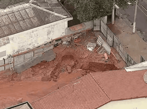 mar-de-lama:-rompimento-de-tubulacao-alaga-ruas-e-danifica-casas-em-sp