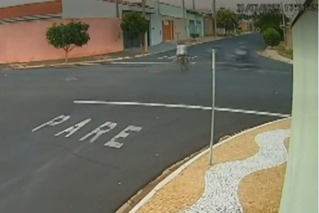 video:-menino-de-9-anos-morre-apos-moto-atingir-bicicleta-motorizada