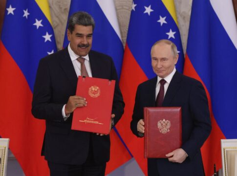 russia-constroi-fabrica-de-municoes-para-fuzis-ak-na-venezuela