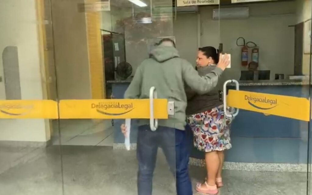 mulher-e-presa-por-tentar-matar-vizinho-com-tiro-nas-costas