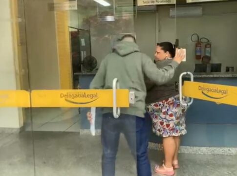 mulher-e-presa-por-tentar-matar-vizinho-com-tiro-nas-costas