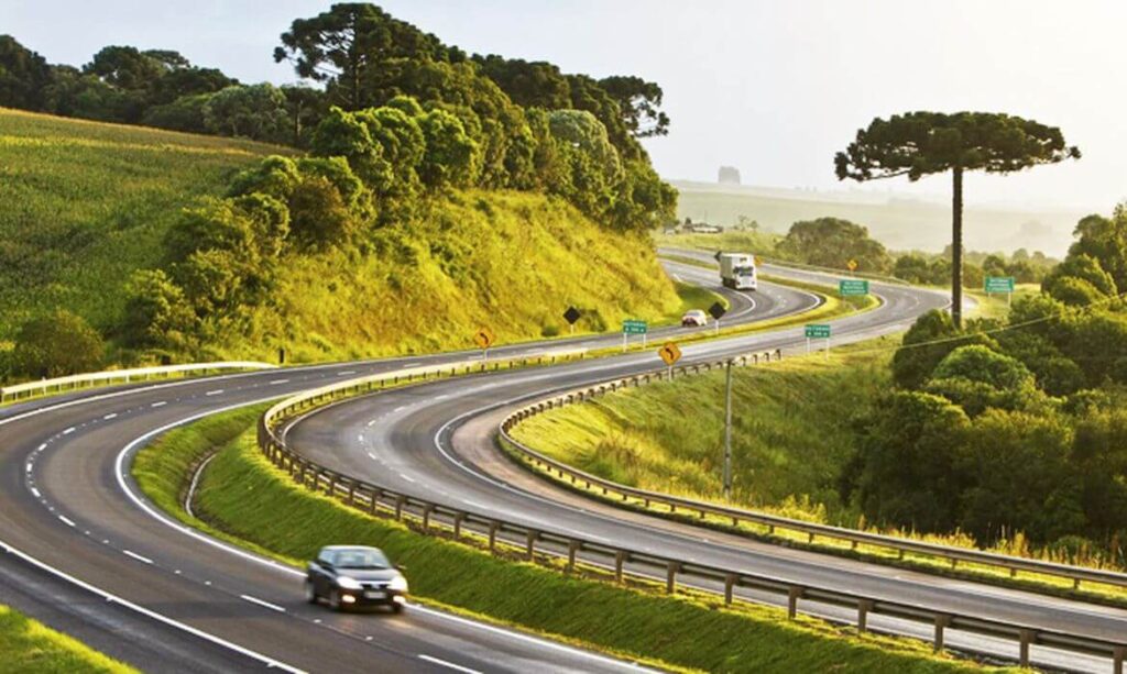 motorista-morre-apos-acidente-entre-carreta-e-tres-carros-na-br-060