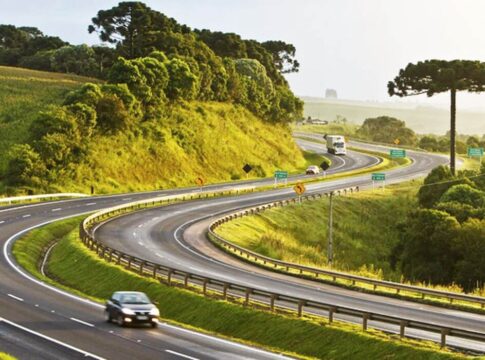 motorista-morre-apos-acidente-entre-carreta-e-tres-carros-na-br-060