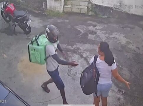 suspeito-se-disfarca-de-entregador-para-roubar-mulher-em-salvador