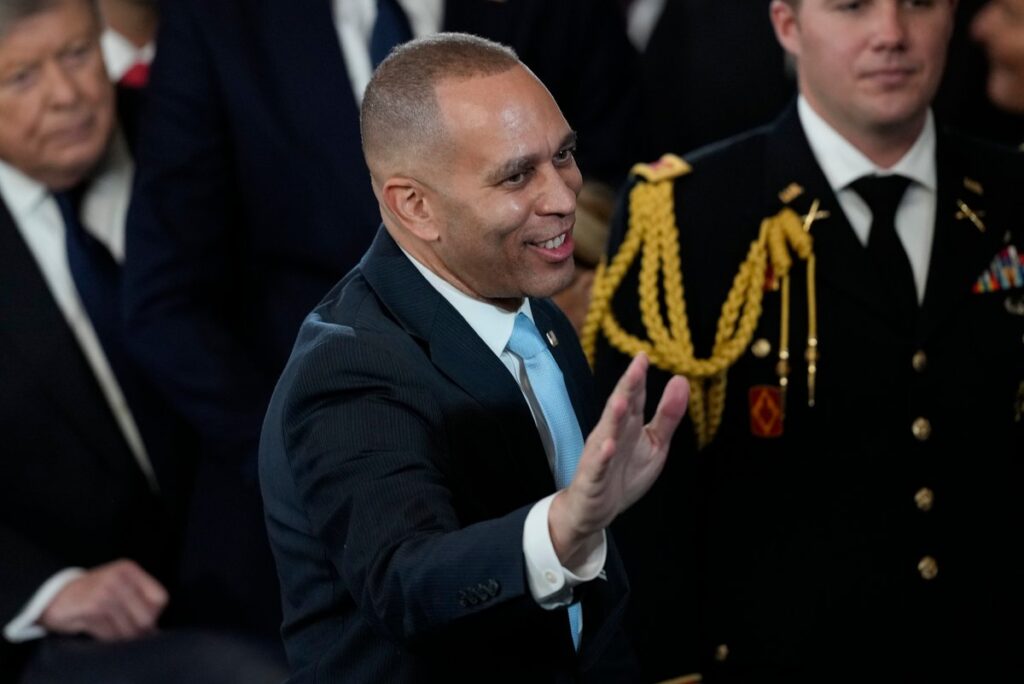 deputado-discursa-por-mais-de-sete-horas-para-atrasar-projeto-de-trump
