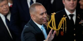 deputado-discursa-por-mais-de-sete-horas-para-atrasar-projeto-de-trump