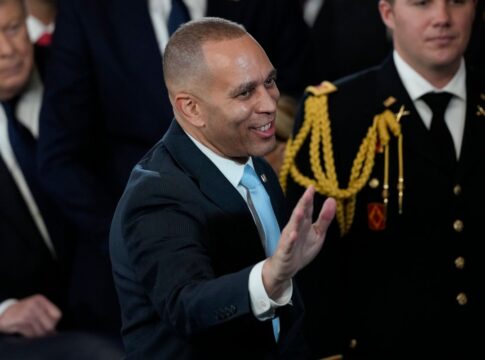 deputado-discursa-por-mais-de-sete-horas-para-atrasar-projeto-de-trump