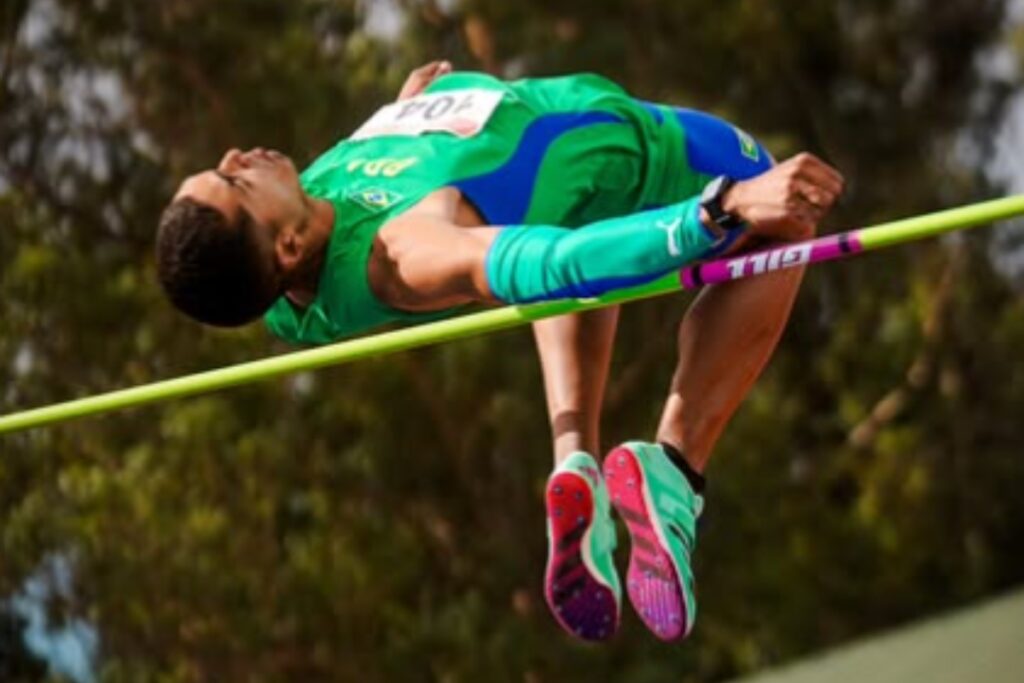 video:-atleta-olimpico-brasileiro-sofre-acidente-em-prova-de-salto