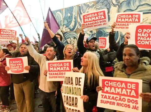 povo-sem-medo-e-mtst-fazem-ato-pela-taxacao-de-bilionarios