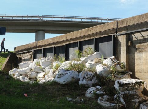 nivel-do-guaiba-recua,-e-prefeitura-de-porto-alegre-reabre-comportas