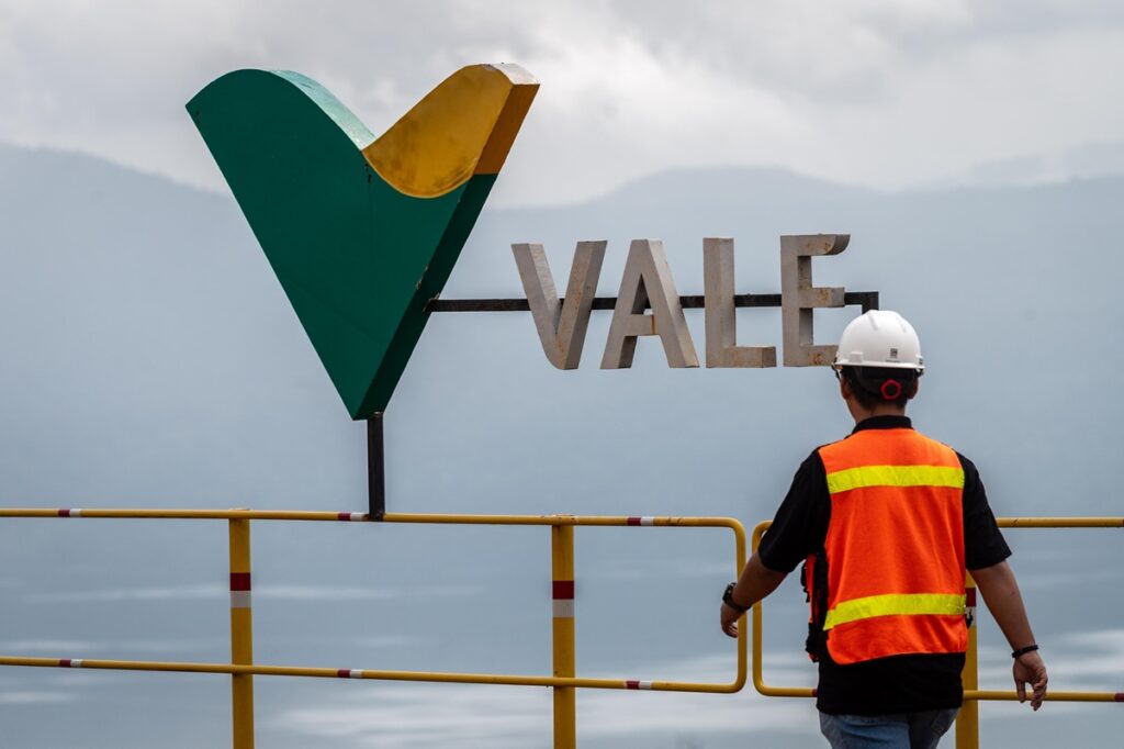 vale-e-condenada-por-obrigar-funcionario-a-catar-copos-sujos-no-lixo