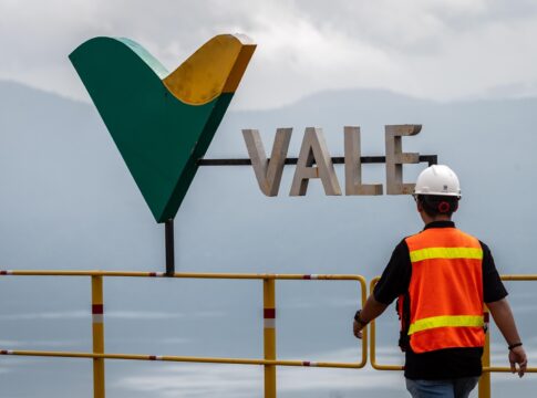 vale-e-condenada-por-obrigar-funcionario-a-catar-copos-sujos-no-lixo