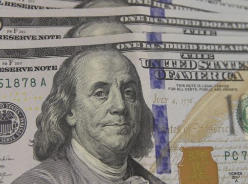 bolsa-bate-recorde,-e-dolar-cai-para-menor-valor-em-mais-de-um-ano