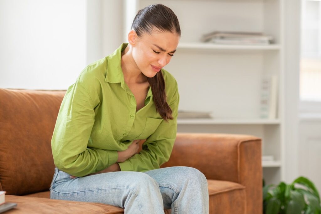 dor-na-barriga-nao-e-normal:-descubra-quando-e-sinal-de-alerta