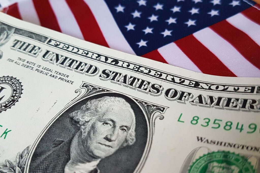 em-feriado-nos-eua,-dolar-sobe-com-aprovacao-de-pacote-fiscal-de-trump