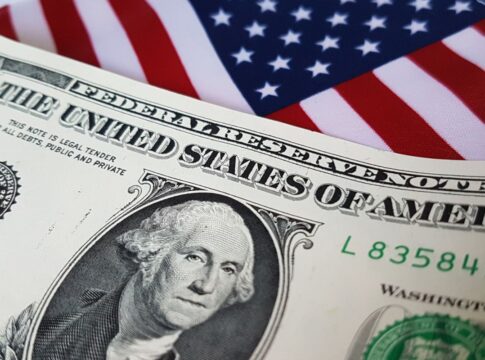 em-feriado-nos-eua,-dolar-sobe-com-aprovacao-de-pacote-fiscal-de-trump